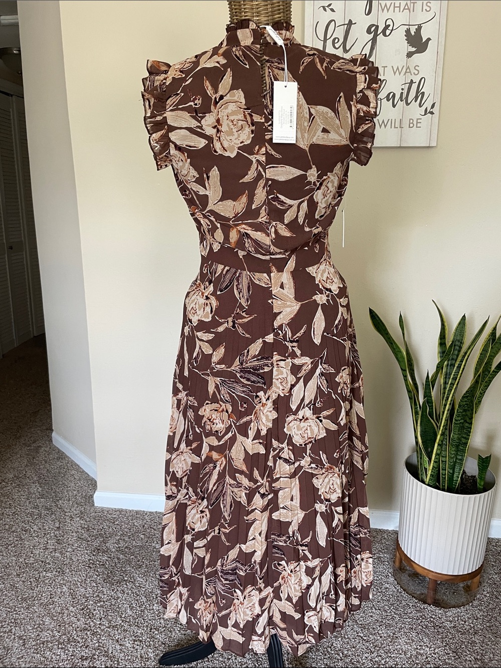 Petal & Pup Delphine Pleated Sleeveless Maxi Dress - Picture 5 of 7